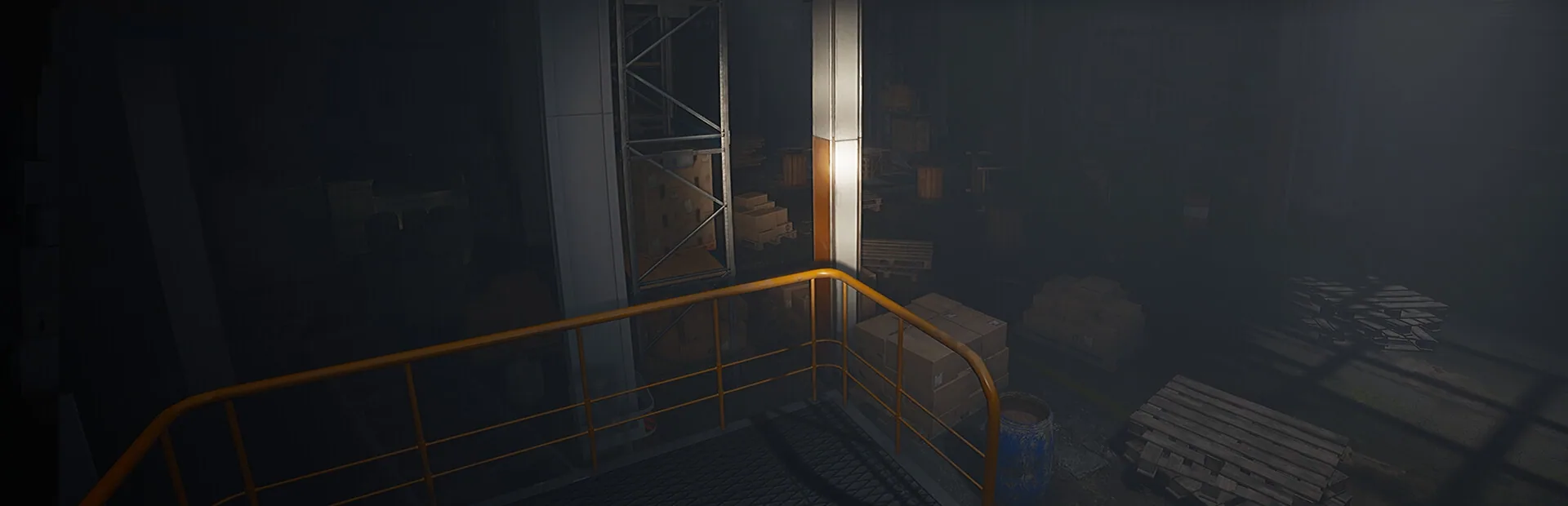 Dunkle Industriehalle mit orangefarbenem Geländer